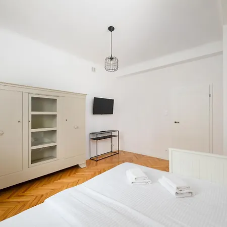 Krucza Heart Of By Bookinghost Varsovia