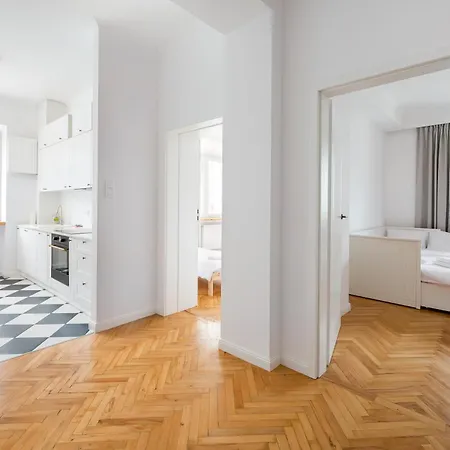 Krucza Heart Of By Bookinghost * ワルシャワ